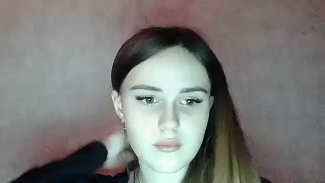 SweetLoraa online show from 12-22-25, 04:37