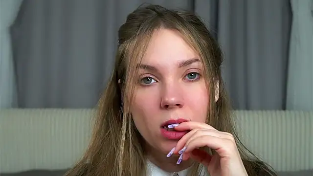 Snapshot of KarriBrownd chatting on 11-17-25, 01:11 KarriBrownd online show from 11-17-25, 01:11