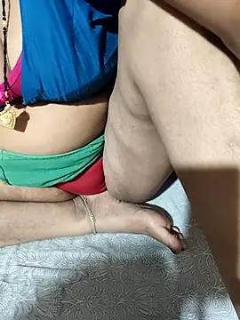 Snapshot of POOJACOUPLE chatting on 11-18-25, 06:01 POOJACOUPLE online show from 11-18-25, 06:01