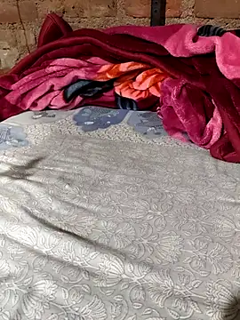 Snapshot of POOJACOUPLE chatting on 12-21-25, 06:59 POOJACOUPLE online show from 12-21-25, 06:59