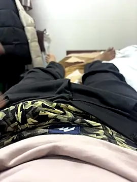 Snapshot of bigbulllaksh chatting on 10-17-25, 04:31 bigbulllaksh online show from 10-17-25, 04:31