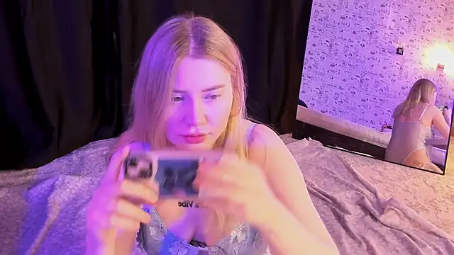 Lillie Berry online show from 11-15-25, 04:21