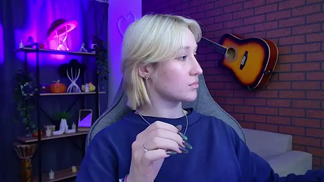 Snapshot of CinBellamy chatting on 01-09-26, 06:27 CinBellamy online show from 01-09-26, 06:27