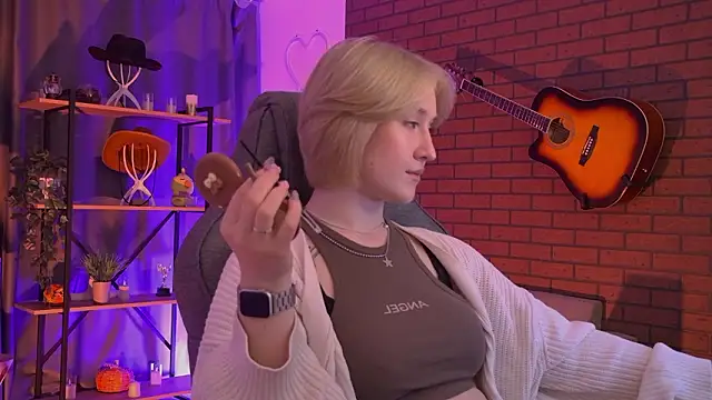 Snapshot of CinBellamy chatting on 03-15-26, 04:07 CinBellamy online show from 03-15-26, 04:07