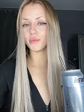 FavoriteKira online show from 11-28-25, 09:39