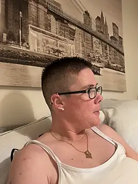 Snapshot of voluptuous-minx chatting on 12-16-25, 04:45 voluptuous-minx online show from 12-16-25, 04:45