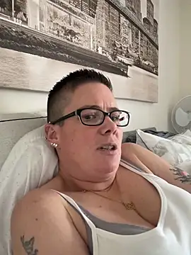 Snapshot of voluptuous-minx chatting on 12-17-25, 09:59 voluptuous-minx online show from 12-17-25, 09:59