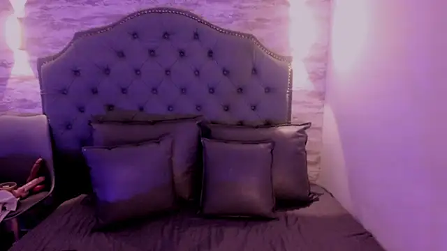 Snapshot of ValeriaJulio_ chatting on 10-05-25, 12:36 ValeriaJulio online show from 10-05-25, 12:36