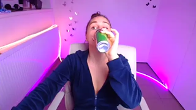 Snapshot of Stefanie_Sweet chatting on 10-28-25, 02:09 Stefanie Sweet online show from 10-28-25, 02:09