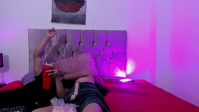 Snapshot of AndretiiAndCamila chatting on 10-03-25, 08:06 AndretiiAndCamila online show from 10-03-25, 08:06