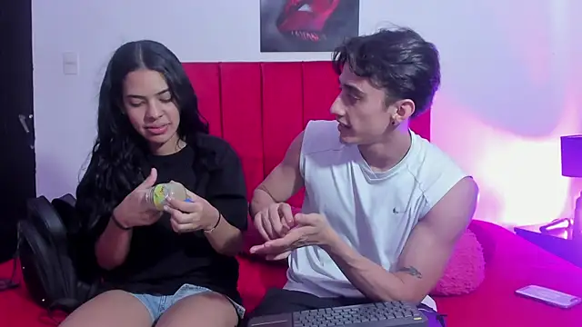 Snapshot of AndretiiAndCamila chatting on 11-17-25, 02:45 AndretiiAndCamila online show from 11-17-25, 02:45