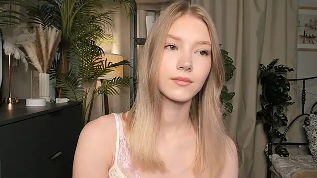 Snapshot of ChinBonnell chatting on 10-08-25, 05:38 ChinBonnell online show from 10-08-25, 05:38