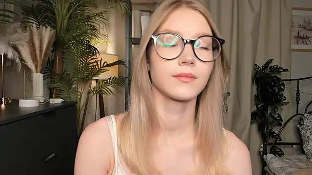 Snapshot of ChinBonnell chatting on 10-10-25, 05:39 ChinBonnell online show from 10-10-25, 05:39