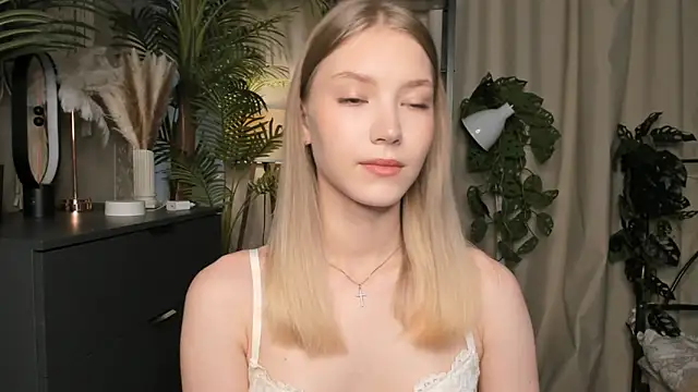 Snapshot of ChinBonnell chatting on 10-15-25, 05:51 ChinBonnell online show from 10-15-25, 05:51