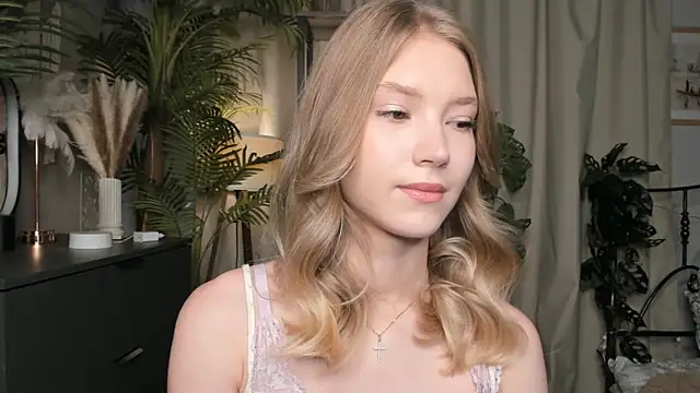 Snapshot of ChinBonnell chatting on 10-17-25, 05:43 ChinBonnell online show from 10-17-25, 05:43