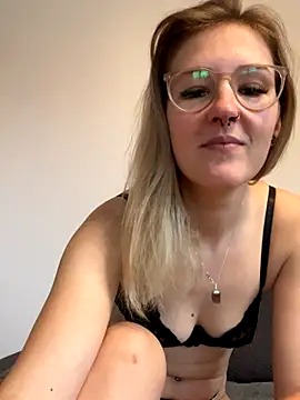 Snapshot of LauraLuxxx chatting on 11-17-25, 08:20 LauraLuxxx online show from 11-17-25, 08:20