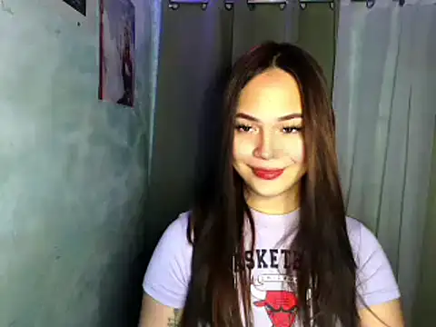 Snapshot of sweetsassyxx chatting on 05-13-26, 01:47 sweetsassyxx online show from 05-13-26, 01:47