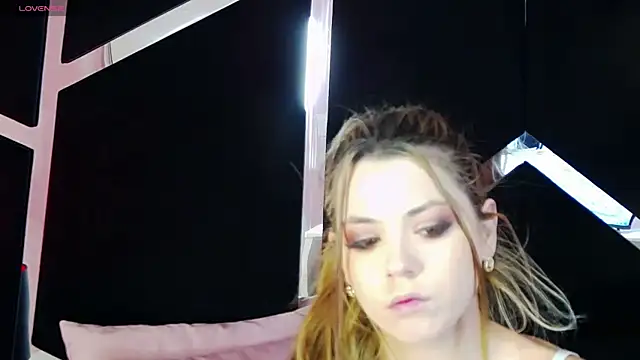 Snapshot of Breezelle chatting on 09-27-25, 04:06 Breezelle online show from 09-27-25, 04:06