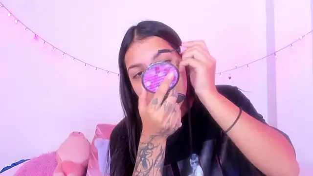 Snapshot of Abby_roussee chatting on 10-10-25, 01:10 Abby roussee online show from 10-10-25, 01:10