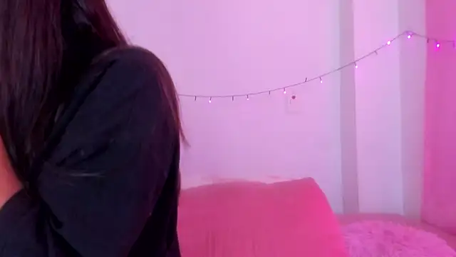 Snapshot of Abby_roussee chatting on 11-18-25, 01:04 Abby roussee online show from 11-18-25, 01:04