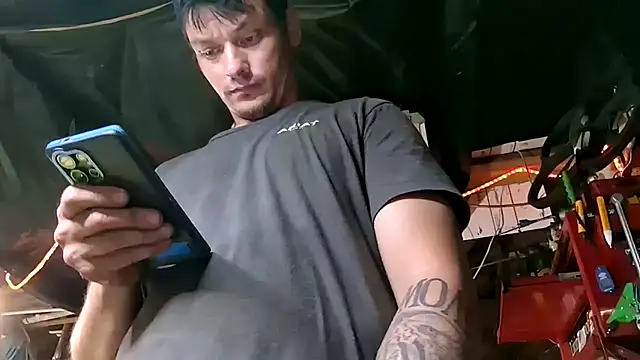 Snapshot of twistafatpipe chatting on 09-16-25, 07:26 twistafatpipe online show from 09-16-25, 07:26