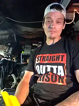 Snapshot of twistafatpipe chatting on 09-29-25, 02:27 twistafatpipe online show from 09-29-25, 02:27