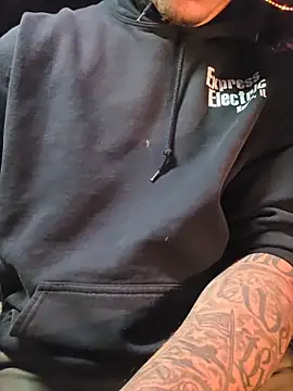 Snapshot of twistafatpipe chatting on 10-10-25, 08:02 twistafatpipe online show from 10-10-25, 08:02