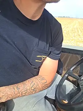 Snapshot of twistafatpipe chatting on 10-13-25, 05:35 twistafatpipe online show from 10-13-25, 05:35