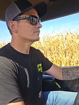 Snapshot of twistafatpipe chatting on 10-16-25, 05:47 twistafatpipe online show from 10-16-25, 05:47