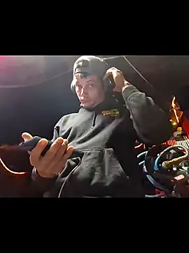 Snapshot of twistafatpipe chatting on 10-17-25, 05:54 twistafatpipe online show from 10-17-25, 05:54