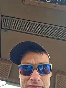 Snapshot of twistafatpipe chatting on 10-17-25, 07:05 twistafatpipe online show from 10-17-25, 07:05