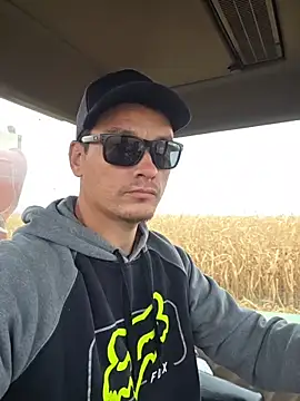 Snapshot of twistafatpipe chatting on 10-25-25, 03:07 twistafatpipe online show from 10-25-25, 03:07