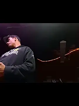 Snapshot of twistafatpipe chatting on 10-26-25, 09:21 twistafatpipe online show from 10-26-25, 09:21