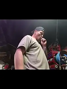 Snapshot of twistafatpipe chatting on 10-28-25, 01:20 twistafatpipe online show from 10-28-25, 01:20