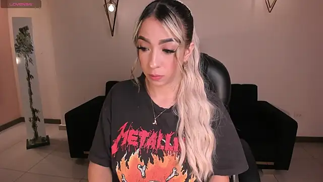 LizzCooper online show from 11-26-25, 04:02