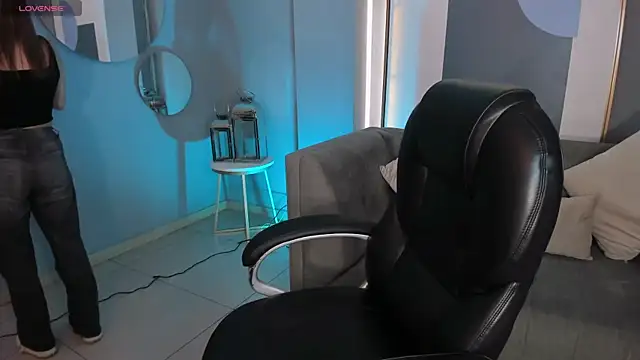 LizzCooper online show from 11-30-25, 05:28