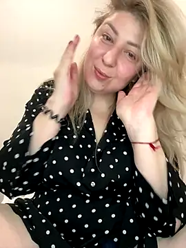 Snapshot of LizaTits chatting on 11-30-25, 03:27 LizaTits online show from 11-30-25, 03:27