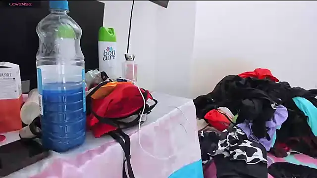 Snapshot of zou_quira chatting on 11-22-25, 12:48 zou quira online show from 11-22-25, 12:48