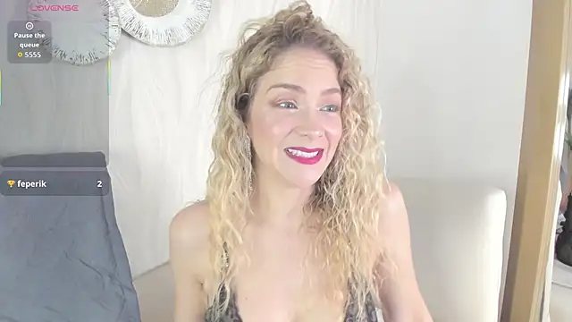 Snapshot of Velora__ chatting on 11-03-25, 03:41 Velora online show from 11-03-25, 03:41