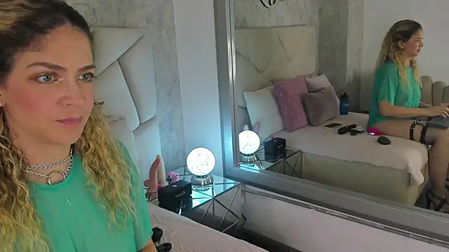 Snapshot of Velora__ chatting on 12-05-25, 03:48 Velora online show from 12-05-25, 03:48