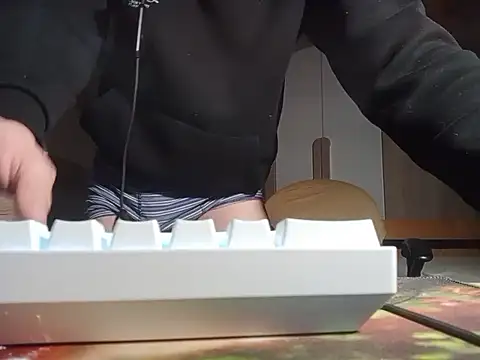 Snapshot of ziolsonek chatting on 12-13-25, 08:58 ziolsonek online show from 12-13-25, 08:58