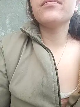 Snapshot of miumiu_00 chatting on 02-18-26, 01:56 miumiu 00 online show from 02-18-26, 01:56