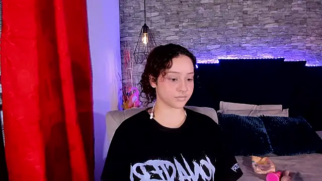 Suxan White  online show from 04-24-26, 08:22