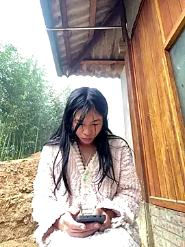 Snapshot of EmLy02 chatting on 11-13-25, 01:26 EmLy02 online show from 11-13-25, 01:26