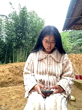 Snapshot of EmLy02 chatting on 11-19-25, 12:43 EmLy02 online show from 11-19-25, 12:43