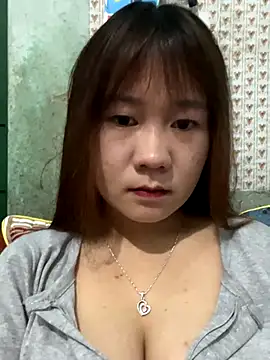 Snapshot of qinejr37 chatting on 12-15-25, 01:43 qinejr37 online show from 12-15-25, 01:43