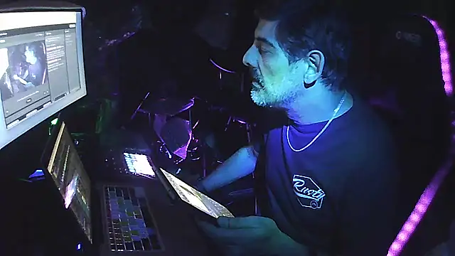 Snapshot of Rod_Contreras_ARG chatting on 11-08-25, 03:07 Rod Contreras ARG online show from 11-08-25, 03:07