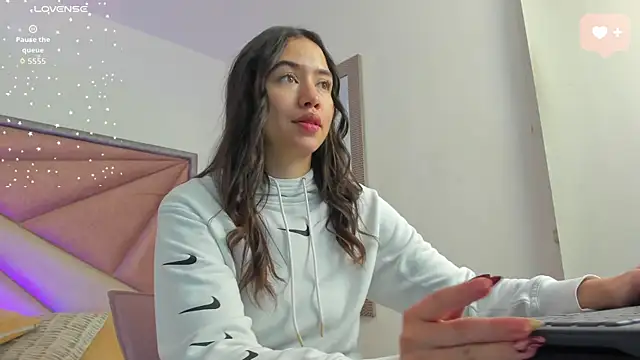 SaraWagner  online show from 06-09-26, 12:00