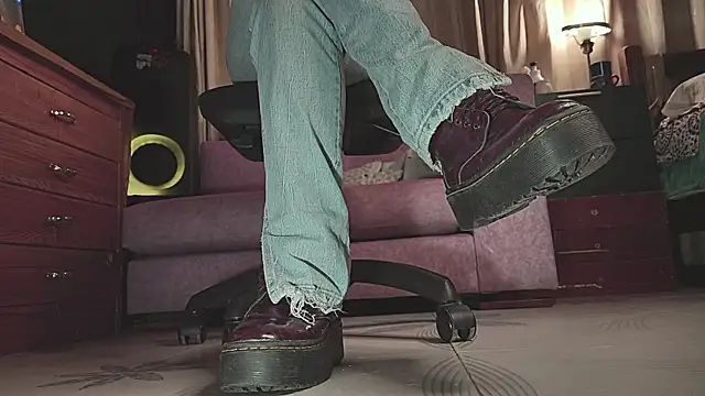 gigifontaine   online show from 10-26-25, 12:16