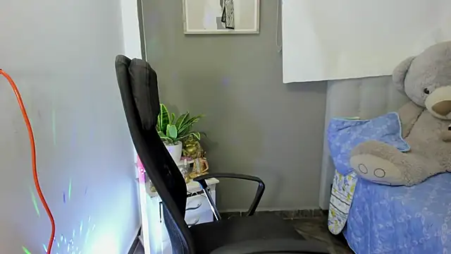 Allison 19   online show from 11-15-25, 04:43